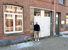 Schepen Andrew Jervis voor de noodwoning