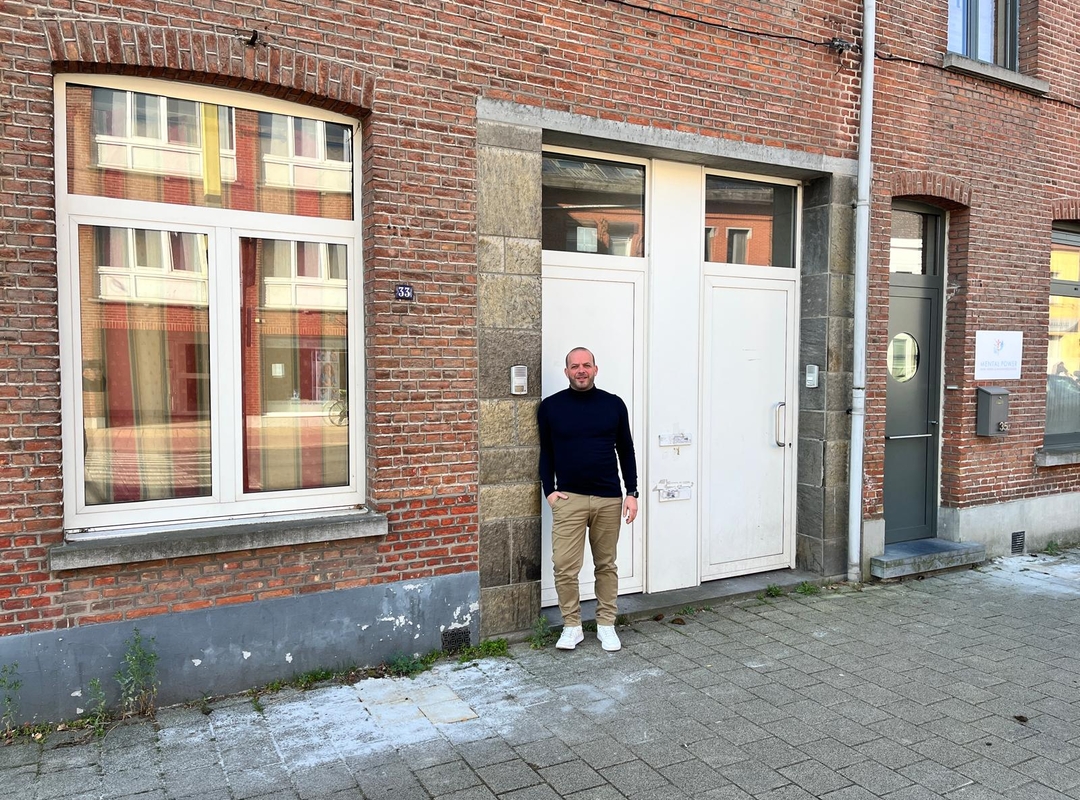 Schepen Andrew Jervis voor de noodwoning