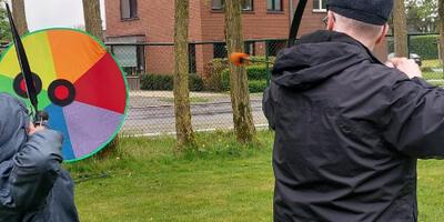 onze voorzitter amuseert zich