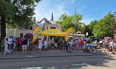 IJskraam aan het Kerkplein in Lint